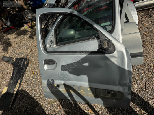 Renault Kangoo Sağ Ön Kapı Hasarlı