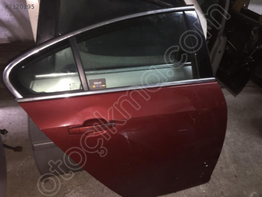 OPEL İNSİGNİA SAĞ ARKA KAPI ORJİNAL HATASIZ KAPALI KIRMIZI