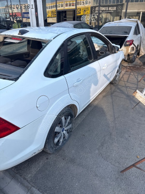 Focus 2.5 sağ arka kapı dolu hatasız beyaz
