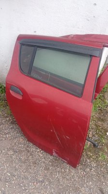 Dacia stepvay sağ arka kapı ufak hasarli