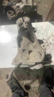 560-912 bmw f30 sağ taşıyıcı