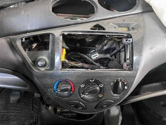 Ford Focus 1 Teyp çerçevesi