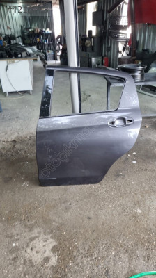 Toyota yaris 2016 model sol arka kapi