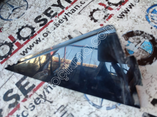 5F4839637C Seat Leon 2015 sol arka kapı cam kenar üçgeni