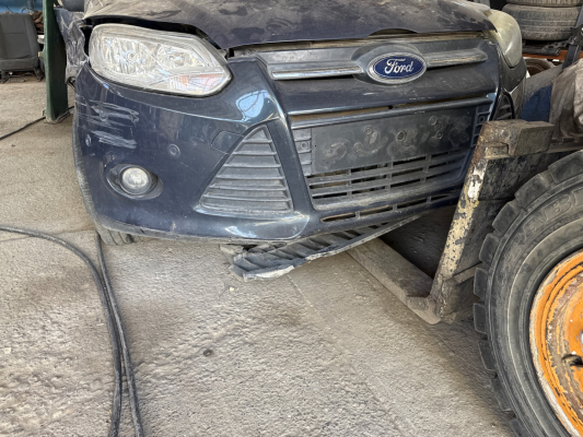 Ford Focus ön tampon dolu