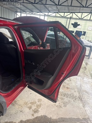 Peugeot 2008 kırmızı sağ arka dolu kapı