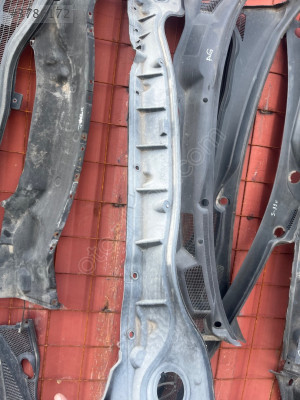 Renault Latitude Ön Cam Izgarası