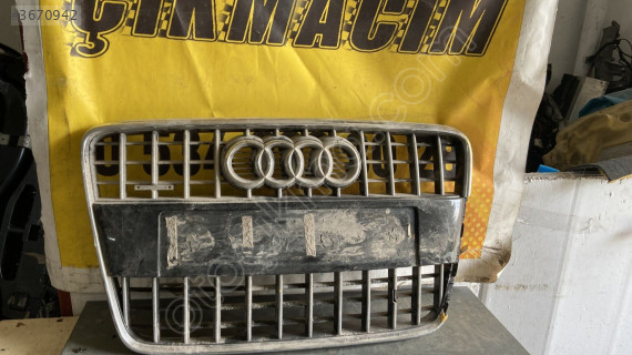 2007-2009 Model Audi Q7 Ön Panjur Çıkma Parçası