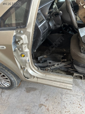 Fiat linea sol ön marşpiyel sacı kapı bağlantı yeri