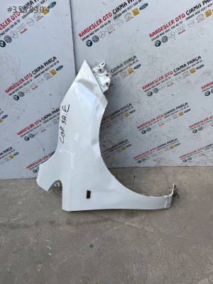 Opel Corsa e sağ ön çamurluk (az hasarlı)
