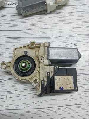 VOLKSWAGEN Golf S-6 Sol Ön Cam Motoru