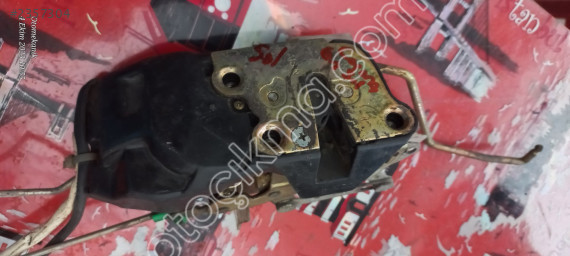 Toyota Corona 93-94 ön sol kapı kilidi komple