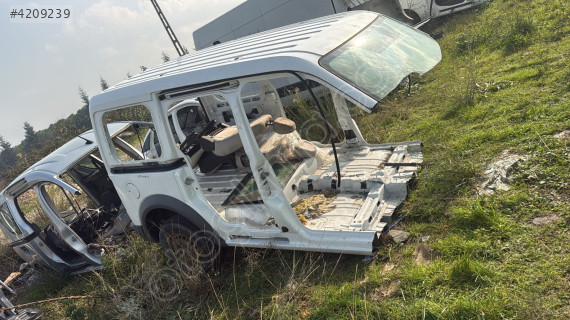 2013 Connect kesme sağ arka çamurluk