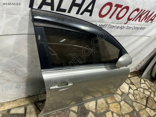 Toyota Avensis T25 Kasa Dolu Sağ Ön Kapı