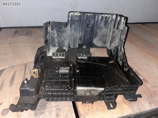 Renault Clio 2 akü yatağı