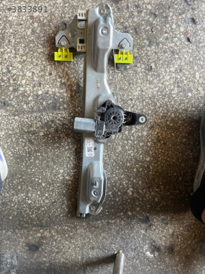 KADJAR Sağ Ön Cam Krikosu 827004EA0A