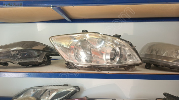 Toyota Auris sağ far çıkma