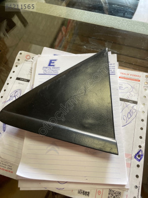 Citroen Xantia sağ kapı üçgeni