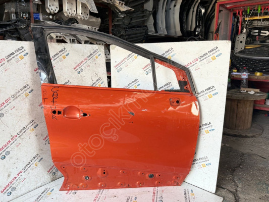 Renault Captur sağ ön kapı (direk hasarlı)