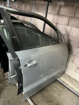 VOLKSWAGEN AMAROK SAĞ ÖN KAPI DOLU ÇITIR HASARLI