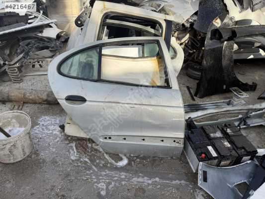 Megan 1 sağ arka kapı