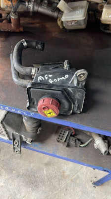 Alfa romeo hidrolik yağ bidonu