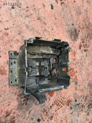 PEUGEOT  207  AKÜ  ALT  PLASTİĞİ