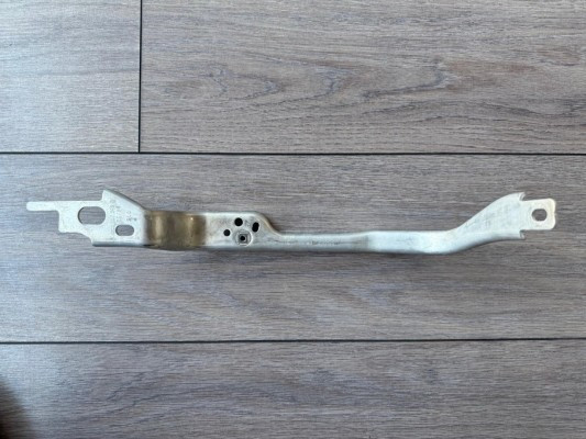 A6 ÖN TAMPON BRAKETİ SAĞ ÖN