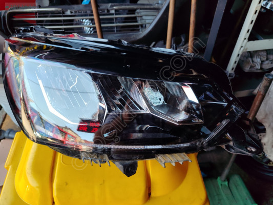 Peugeot 208 sağ ön far sökme hatasız ayakları Sağlam