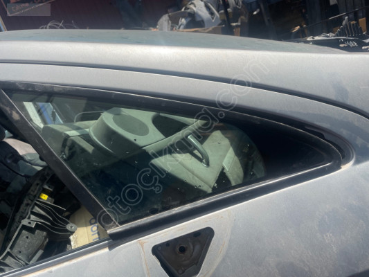Peugeot 407 sağ ön kelebek camı