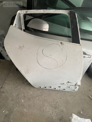 Clio 4 sağ arka kapı çıkma orjinal