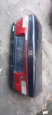 Mazda familia bagaj kapağı