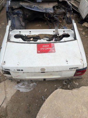 Vectra a arka bagaj kapağı