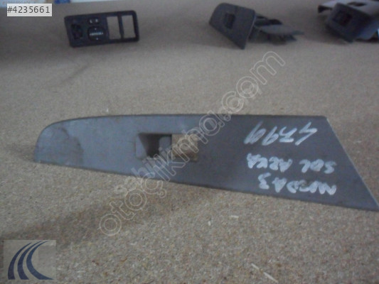 MAZDA 3 2005 ÇIKMA SOL ARKA CAM DÜĞMESİ PLASTİK ÇERÇEVESİ