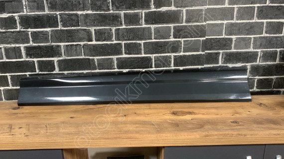 81A853960 orjinal hatasız audi Q2 sağ ön kapı bandı