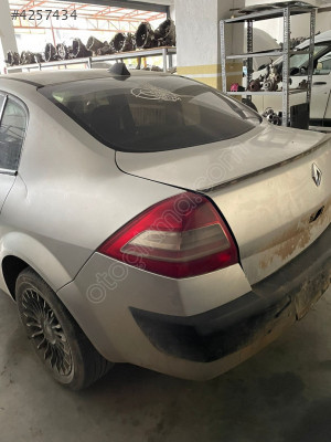RENAULT MEGANE 2 SOL ARKA ÇAMURLUK ORJİNAL ÇIKMA