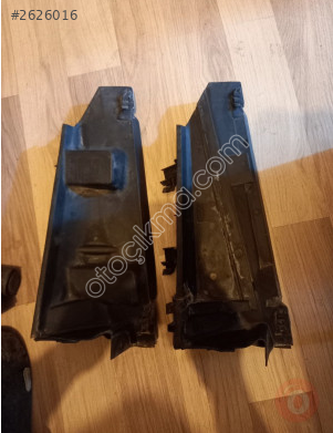 RENAULT LAGUNA 1.ÖN CAM IZGARA ALT PLASTİĞİ.7700843100