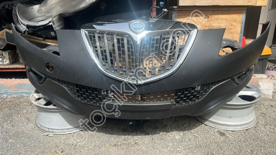 Lancia Delta sıfır ön tampon dolu