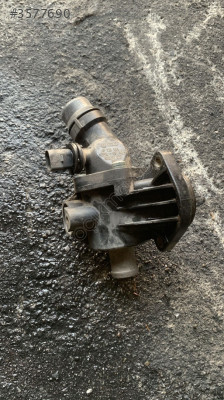 6F121114 2.0 fsi audi a3 termostat kütüğü