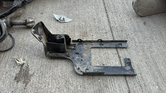 LAND ROVER EVOQUE RADYATÖR MONTAJ BRAKETİ K8D28227AD