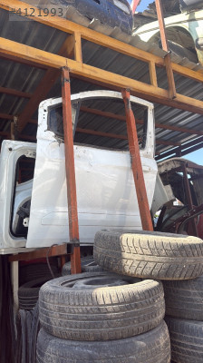 Ford Courier sol ön kapı hasarlı