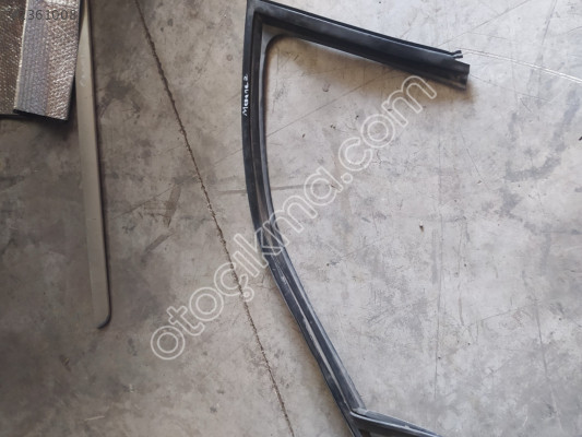 8200211523 Megane 2 sol ön kapı çerçevesi