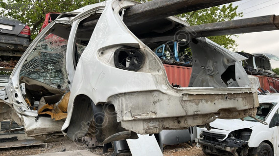 PEUGEOT 206 SAĞ ARKA ÇAMURLUK ÇIKMA