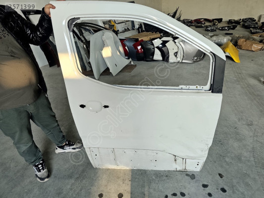 PEUGEOT RİFTER BEYAZ SAĞ ÖN KAPI ORJINAL LOKALLIK