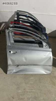 Volkswagen golf 10-13 sağ ön kapı ufak hasarlı