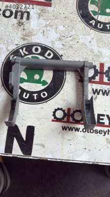 1247921 seat leon 2015 orta konsol kol dayama kolçak braketi
