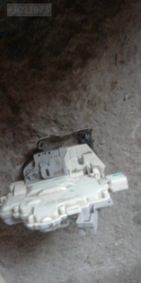 8K0839015 Audi A4 b8 kapı kilidi