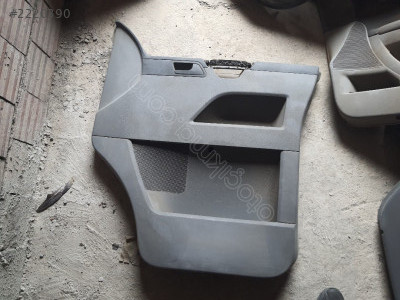 VOLKSWAGEN TRANSPORTER SAĞ ÖN KAPI DÖŞEMESİ 7H0867104