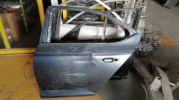 Skoda süperB sol arka kapı