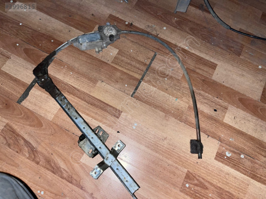 Renault R9 sağ ön cam krikosu